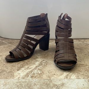 Like new Comfort sandals, brown, 9M, man-made material, only worn two times
